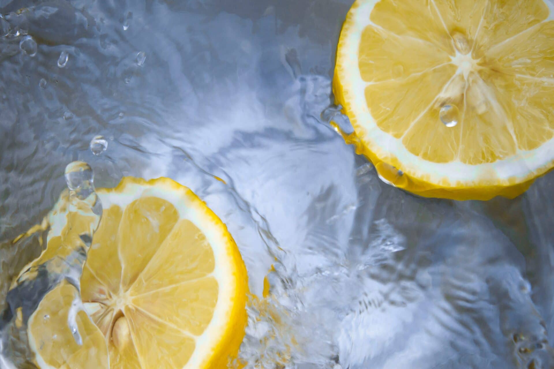 I benefici dell'acqua calda e limone per dimagrire