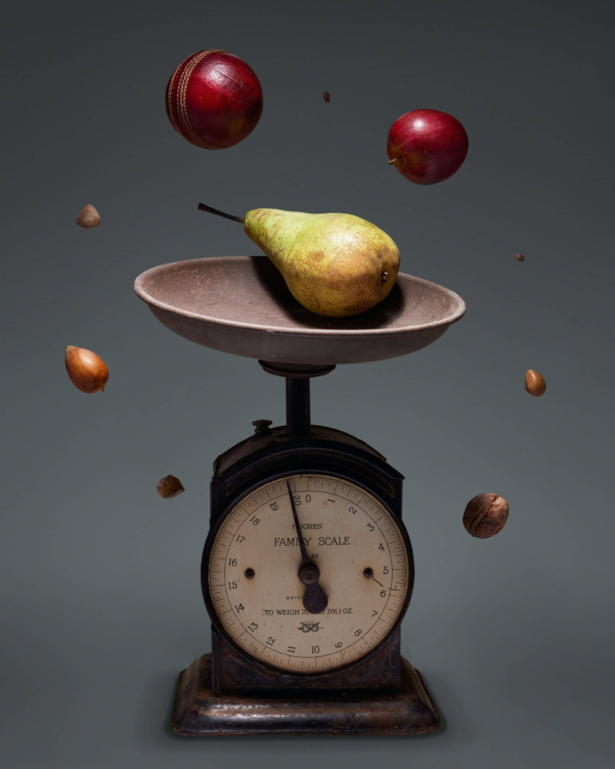 Una bilancia con della frutta. Rappresentazione grafica di come dimagrire 10 chili